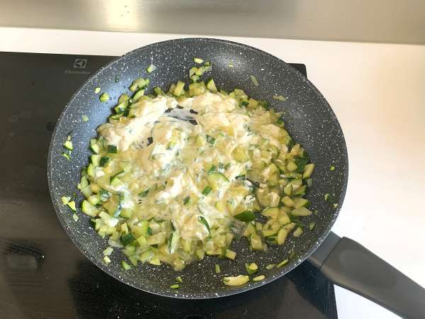 Kabaklı kremalı makarna, lezzetli ve çok hızlı bir tarif - Hazırlık adım 4