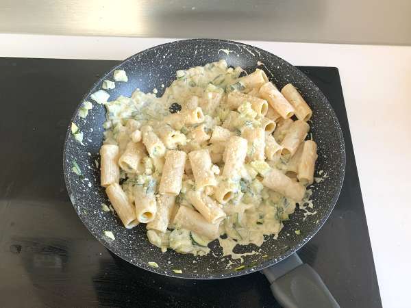 Kabaklı kremalı makarna, lezzetli ve çok hızlı bir tarif - Hazırlık adım 5