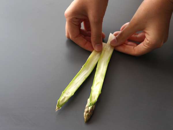 Kuşkonmaz, jambon ve eritme peynirli börekler - Hazırlık adım 1