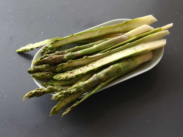 Kuşkonmaz, jambon ve eritme peynirli börekler - Hazırlık adım 2