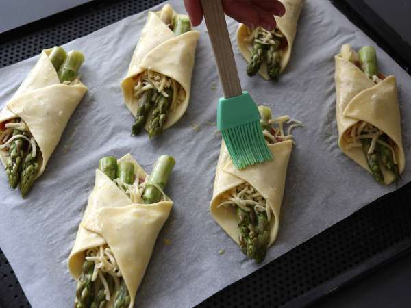 Kuşkonmaz, jambon ve eritme peynirli börekler - Hazırlık adım 5