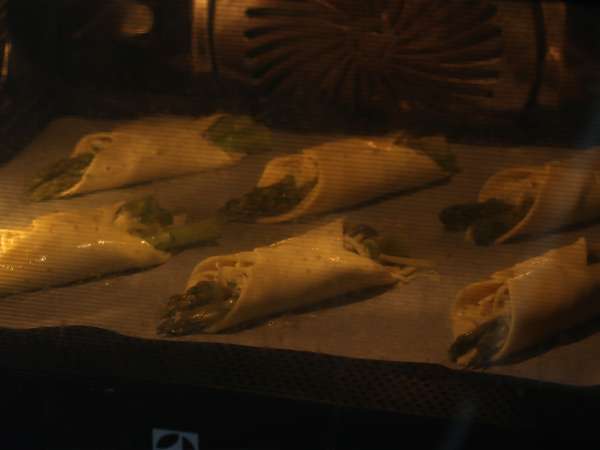 Kuşkonmaz, jambon ve eritme peynirli börekler - Hazırlık adım 6