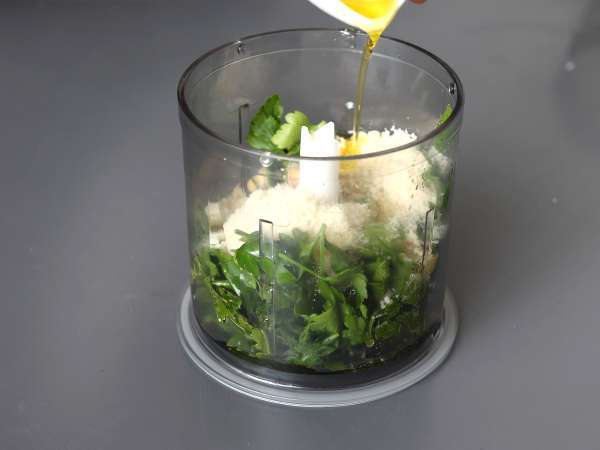 Maydanoz ve yer fıstıklı pesto, lezzet patlaması - Hazırlık adım 2