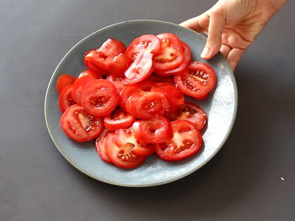 Vejetaryen domatesli ve beyaz peynirli kiş, pikniğe götürmek için mükemmel! - Hazırlık adım 1