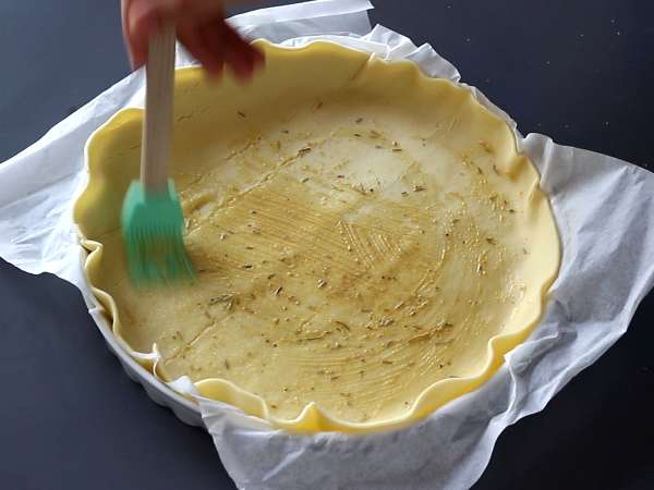 Vejetaryen domatesli ve beyaz peynirli kiş, pikniğe götürmek için mükemmel! - Hazırlık adım 3