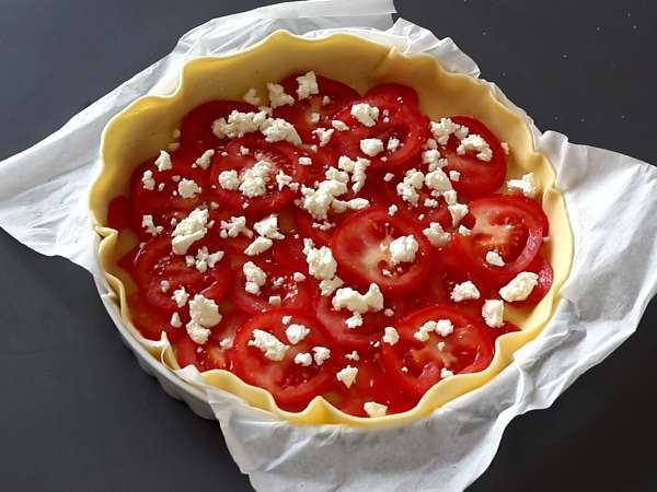 Vejetaryen domatesli ve beyaz peynirli kiş, pikniğe götürmek için mükemmel! - Hazırlık adım 4