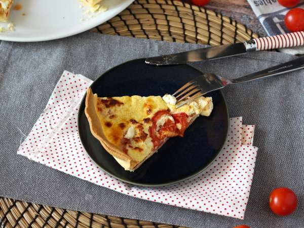 Vejetaryen domatesli ve beyaz peynirli kiş, pikniğe götürmek için mükemmel! - Hazırlık adım 6