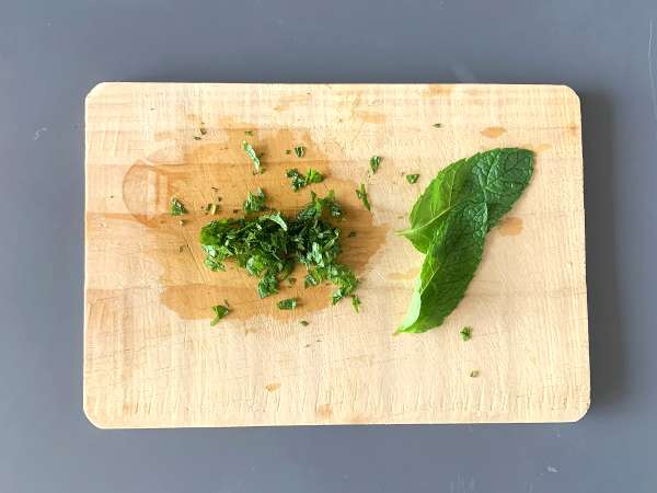 Salata ve köfte için yoğurt sosu - Hazırlık adım 1