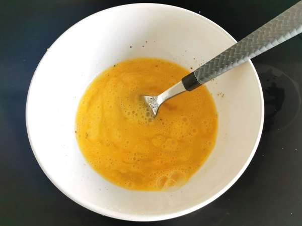 Peynirli omlet, 5 dakikada hazır hızlı tarif! - Hazırlık adım 2