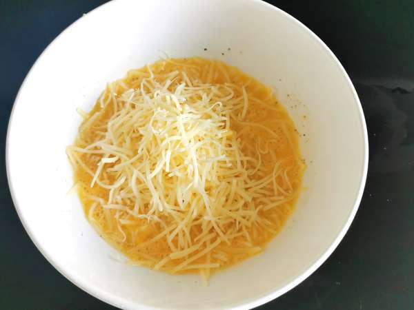Peynirli omlet, 5 dakikada hazır hızlı tarif! - Hazırlık adım 3