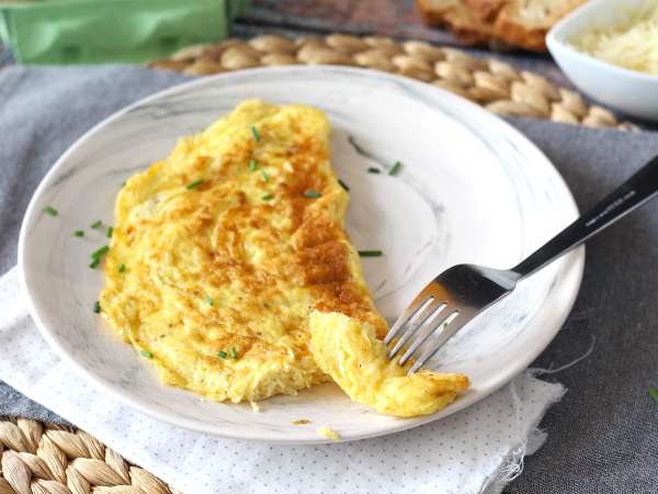 Peynirli omlet, 5 dakikada hazır hızlı tarif! - Hazırlık adım 6