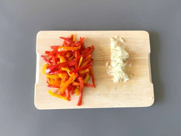 Biberli ve Philadelphia usulü makarna: kremalı, hızlı ve lezzetli - Hazırlık adım 1