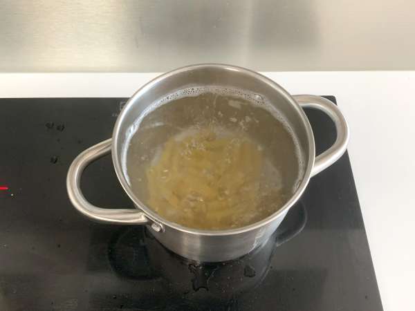 Biberli ve Philadelphia usulü makarna: kremalı, hızlı ve lezzetli - Hazırlık adım 3