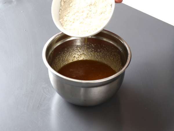 Sarışın vişne ve çikolata, mükemmel çıtır ve fondanlı kek - Hazırlık adım 2