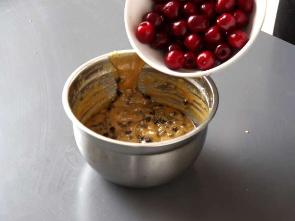 Sarışın vişne ve çikolata, mükemmel çıtır ve fondanlı kek - Hazırlık adım 3