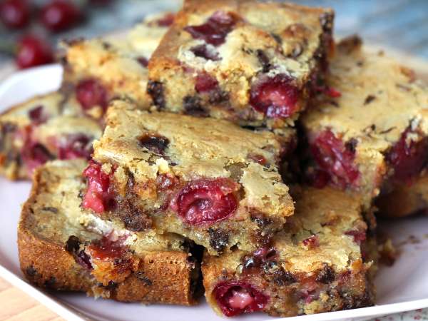 Sarışın vişne ve çikolata, mükemmel çıtır ve fondanlı kek - Hazırlık adım 6