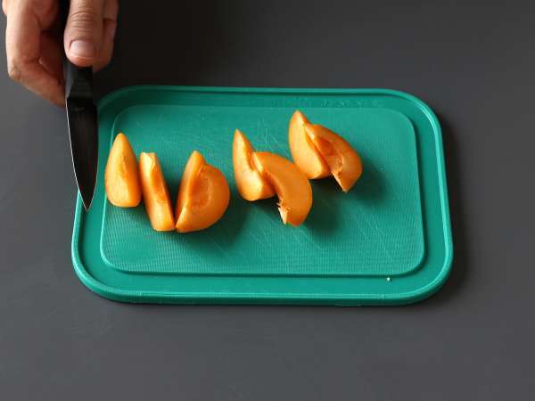 Pişirme gerektirmeyen ve sadece birkaç malzemeden oluşan, yapımı son derece kolay bir kayısılı mus! - Hazırlık adım 1