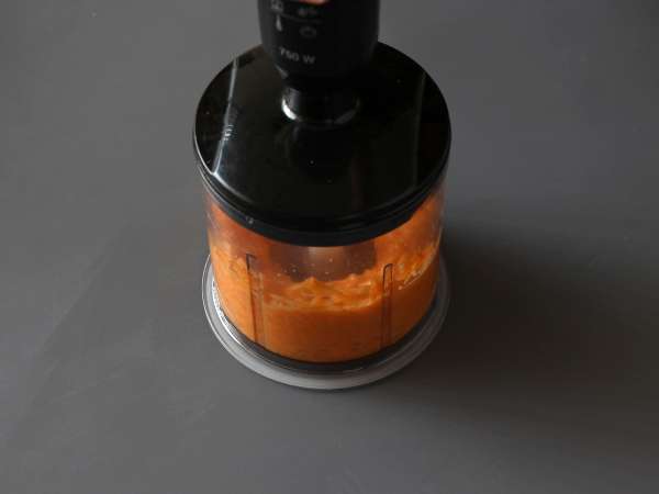 Pişirme gerektirmeyen ve sadece birkaç malzemeden oluşan, yapımı son derece kolay bir kayısılı mus! - Hazırlık adım 2