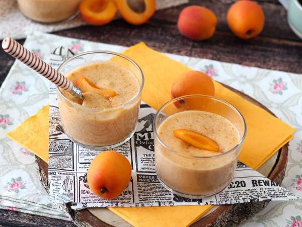 Pişirme gerektirmeyen ve sadece birkaç malzemeden oluşan, yapımı son derece kolay bir kayısılı mus! - Hazırlık adım 6