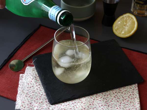 Mürver çiçeği likörlü Spritz St-Germain, yaz için ultra taze kokteyl - Hazırlık adım 3