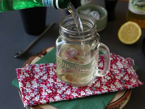 Mürver çiçeği şuruplu Hugo Spritz, taze ve tatlı bir kokteyl - Hazırlık adım 2