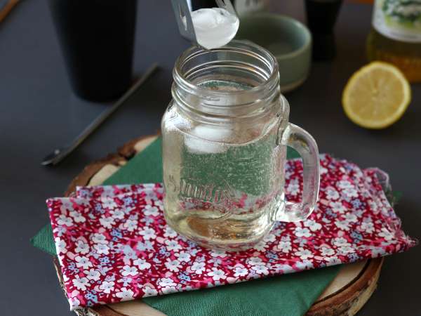 Mürver çiçeği şuruplu Hugo Spritz, taze ve tatlı bir kokteyl - Hazırlık adım 3