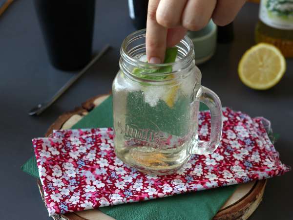 Mürver çiçeği şuruplu Hugo Spritz, taze ve tatlı bir kokteyl - Hazırlık adım 4