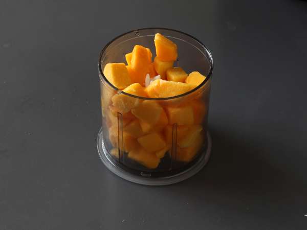 Sadece 3 malzemeli mango ve misket limonu sorbesi, 5 dakikada yemeye hazır! - Hazırlık adım 1
