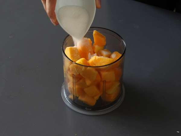 Sadece 3 malzemeli mango ve misket limonu sorbesi, 5 dakikada yemeye hazır! - Hazırlık adım 2