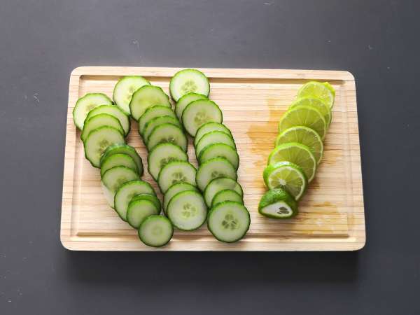 Salatalık, misket limonu, nane ve zencefil aromalı su - Hazırlık adım 1