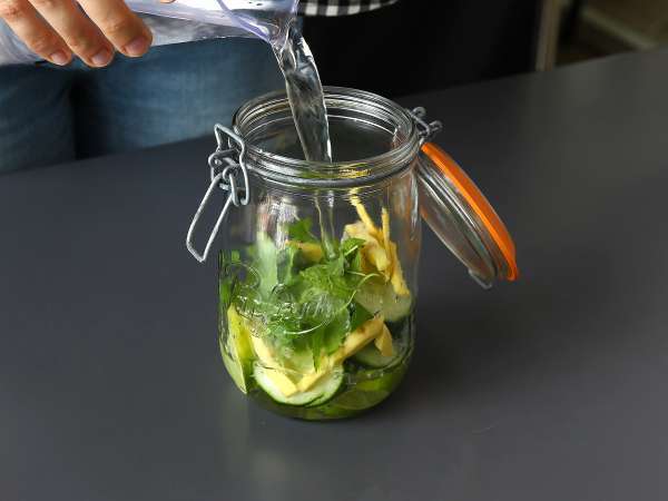 Salatalık, misket limonu, nane ve zencefil aromalı su - Hazırlık adım 3