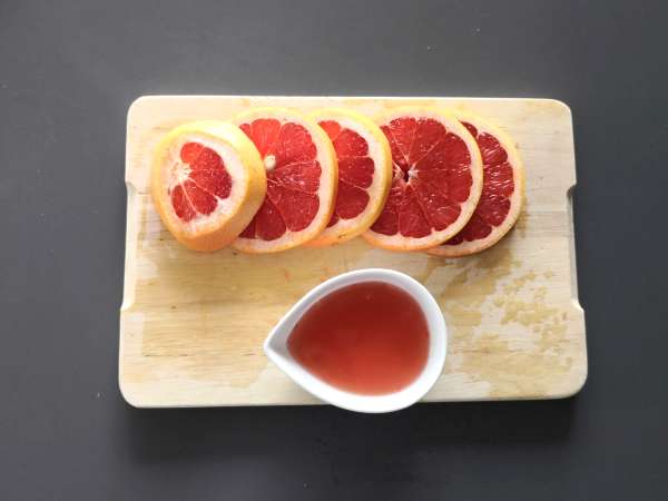 Greyfurt ve biberiye aromalı su: şeker ilavesiz detoks içeceği - Hazırlık adım 1