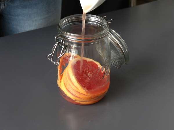 Greyfurt ve biberiye aromalı su: şeker ilavesiz detoks içeceği - Hazırlık adım 2