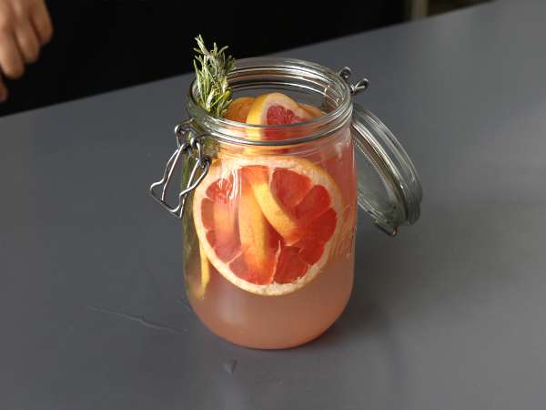 Greyfurt ve biberiye aromalı su: şeker ilavesiz detoks içeceği - Hazırlık adım 3