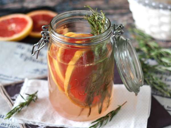 Greyfurt ve biberiye aromalı su: şeker ilavesiz detoks içeceği - Hazırlık adım 4