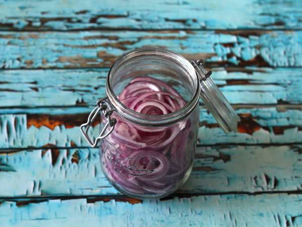 Kırmızı soğan turşusu, yemeklerinizi zenginleştirmek için mükemmel! - Hazırlık adım 3