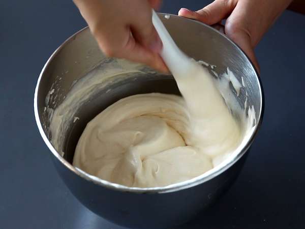 Kolay Kinder Bueno aromalı rulo, doğum günü pastası veya Noel kütüğü olarak mükemmel! - Hazırlık adım 3