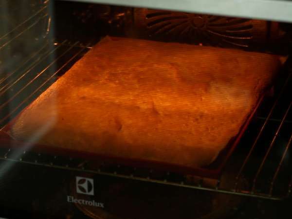 Kolay Kinder Bueno aromalı rulo, doğum günü pastası veya Noel kütüğü olarak mükemmel! - Hazırlık adım 4