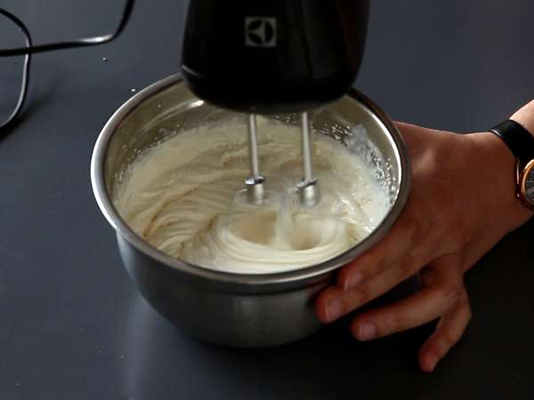 Kolay Kinder Bueno aromalı rulo, doğum günü pastası veya Noel kütüğü olarak mükemmel! - Hazırlık adım 6