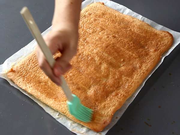 Kolay Kinder Bueno aromalı rulo, doğum günü pastası veya Noel kütüğü olarak mükemmel! - Hazırlık adım 7