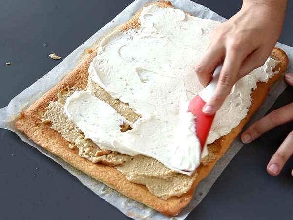 Kolay Kinder Bueno aromalı rulo, doğum günü pastası veya Noel kütüğü olarak mükemmel! - Hazırlık adım 8