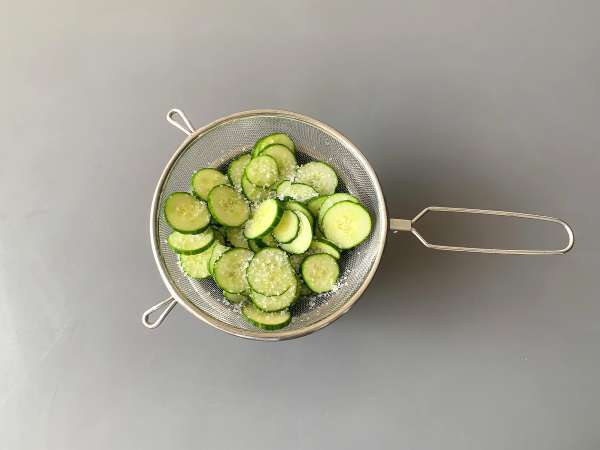 Tatlı ve ekşi salatalık: Yaz için hızlı ve lezzetli bir garnitür! - Hazırlık adım 2