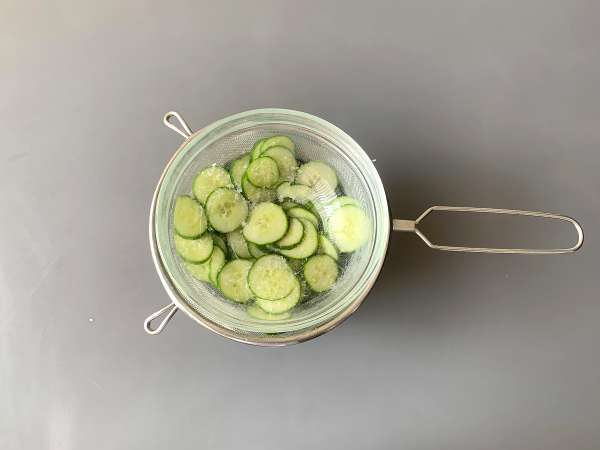 Tatlı ve ekşi salatalık: Yaz için hızlı ve lezzetli bir garnitür! - Hazırlık adım 3