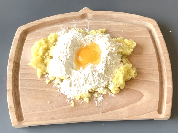 Pestolu ev yapımı patates gnocchi - Hazırlık adım 2