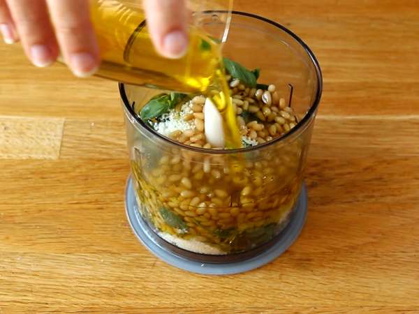 Pestolu ev yapımı patates gnocchi - Hazırlık adım 5