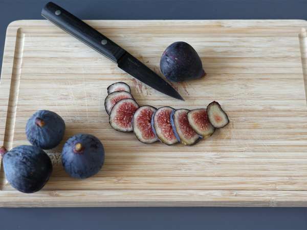 İncir, taze keçi peyniri, bal ve biberiyeli sandviç - Hazırlık adım 1