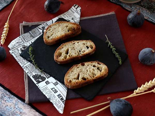 İncir, taze keçi peyniri, bal ve biberiyeli sandviç - Hazırlık adım 2