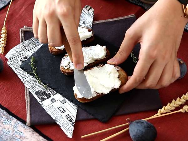 İncir, taze keçi peyniri, bal ve biberiyeli sandviç - Hazırlık adım 3