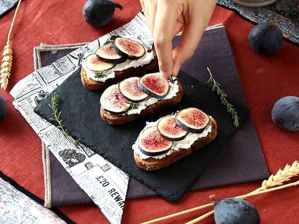 İncir, taze keçi peyniri, bal ve biberiyeli sandviç - Hazırlık adım 4