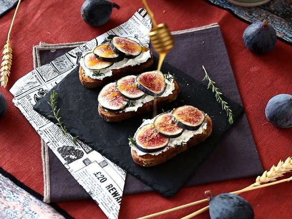 İncir, taze keçi peyniri, bal ve biberiyeli sandviç - Hazırlık adım 5